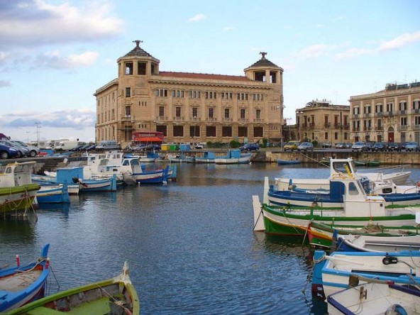 Ortigia-harbor-with-boats